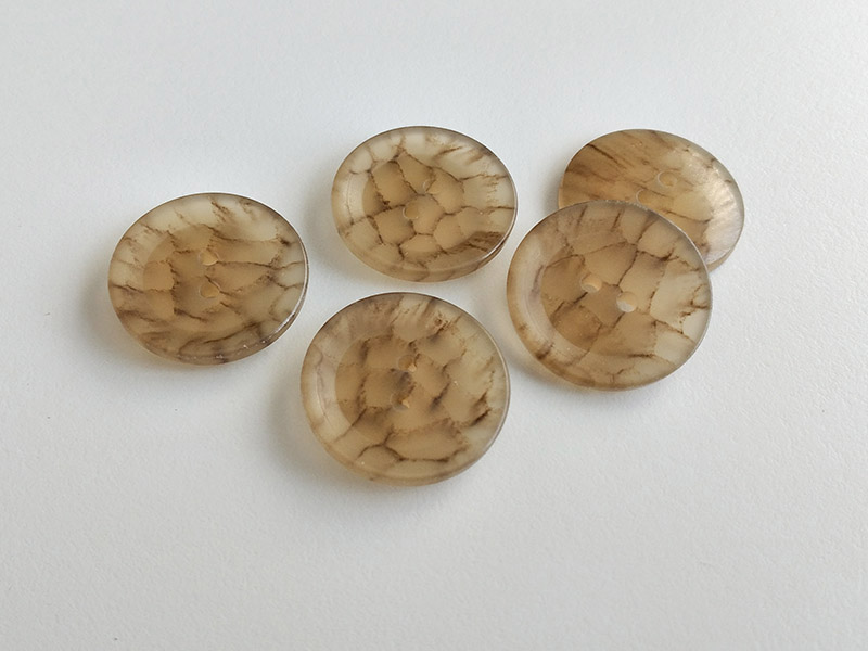 www.knopfparadies.de - 6307be - Durchschimmernd beige Kunststoffknöpfe mit zwei Löchern