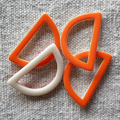Hübsches 4er-Set D-Ringe - eine Seite weiß, eine Seite orange