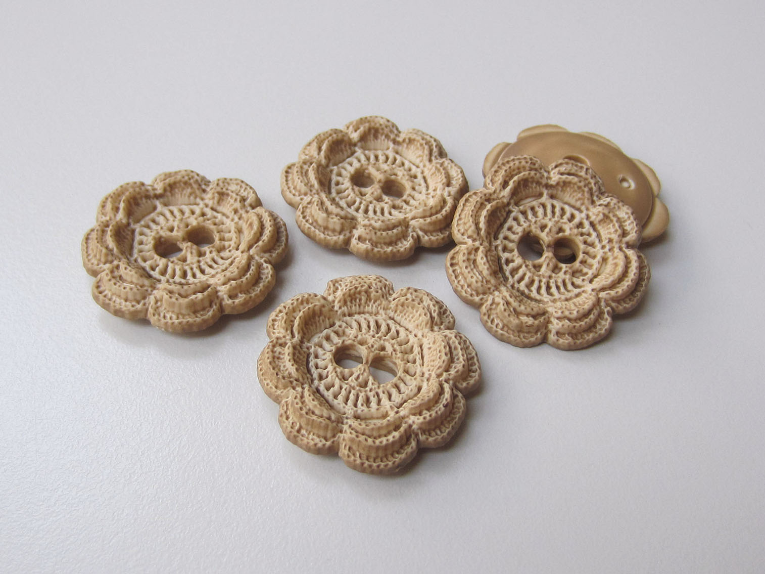 Entzückende beige Knöpfe im Häkel-Look