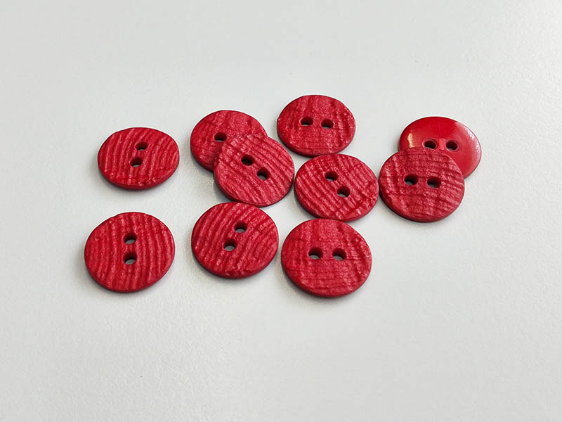 www.knopfparadies.de - 4263ro - Kleine, rote Kunststoffknöpfe mit zwei Löchern