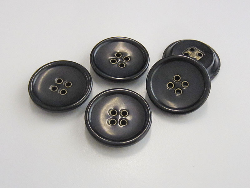 www.knopfparadies.de - 5981sm - Schwarze Kunststoffknöpfe mit messingfarbenen Knopflöchern