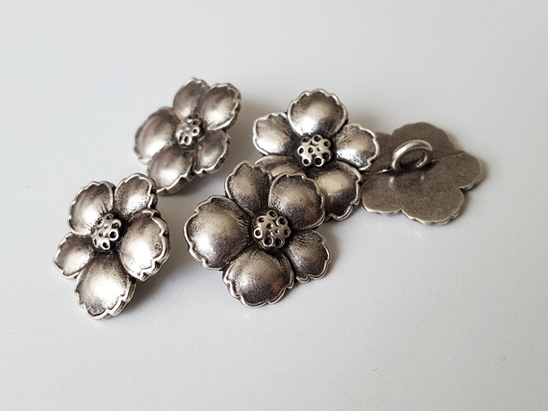 www.knopfparadies.de - 1624as - Hübsche Metallknöpfe wie Blüten / Blumen