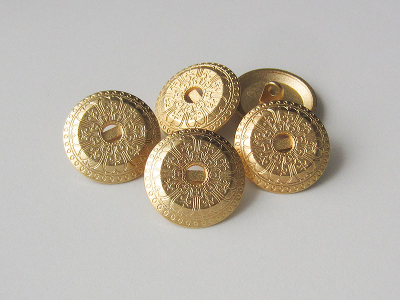 Bildschöne matt goldfarbene Metallknöpfe mit Ornament Muster und Öse