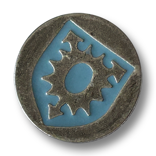 Interessanter Trachtenknopf in Altsilber mit taubenblauem Wappen