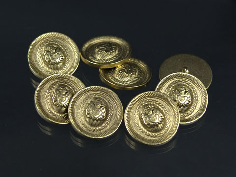 Altgoldfarbener Wappenknopf aus Metall