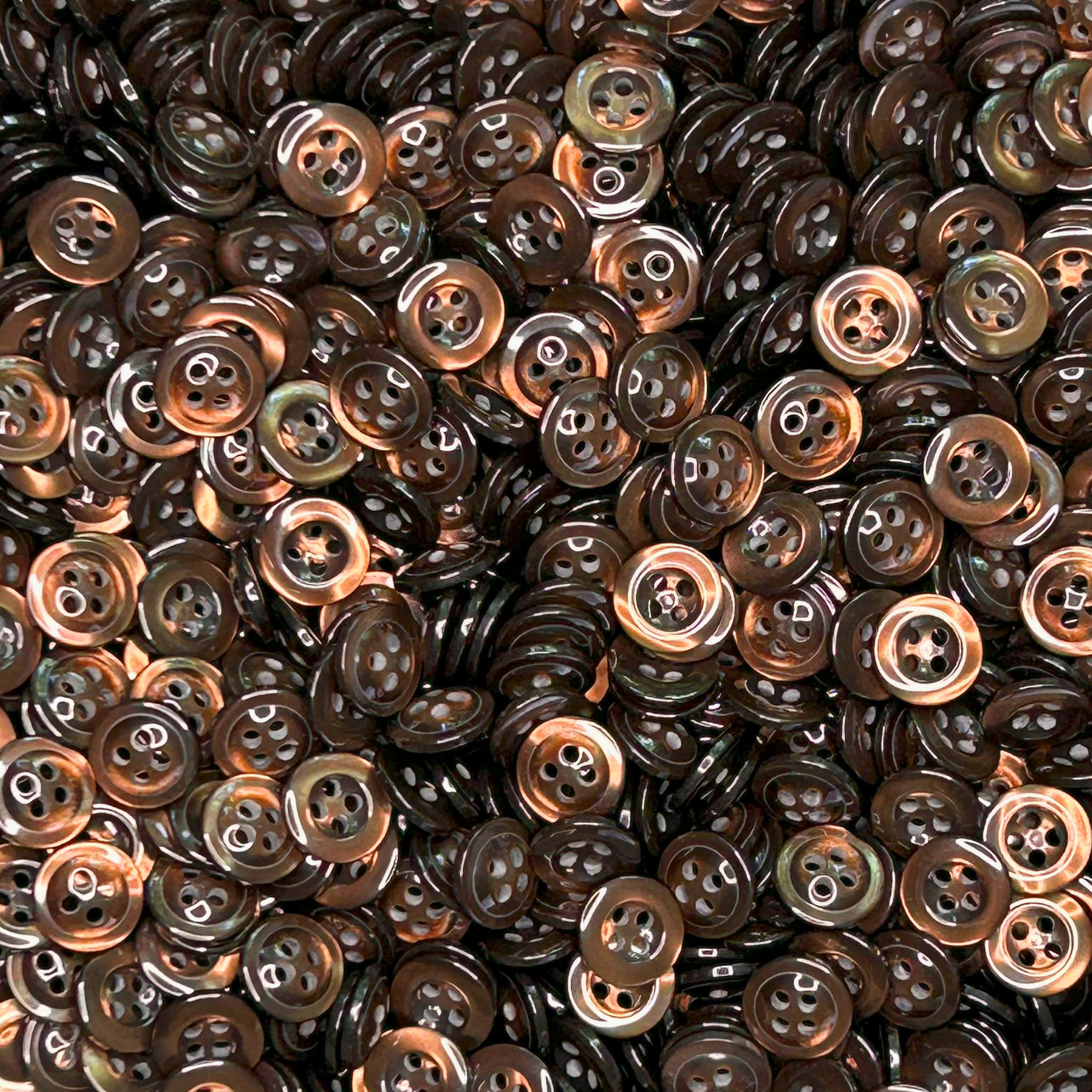 Braune Hemdenknöpfe mit Perlmuttschimmer