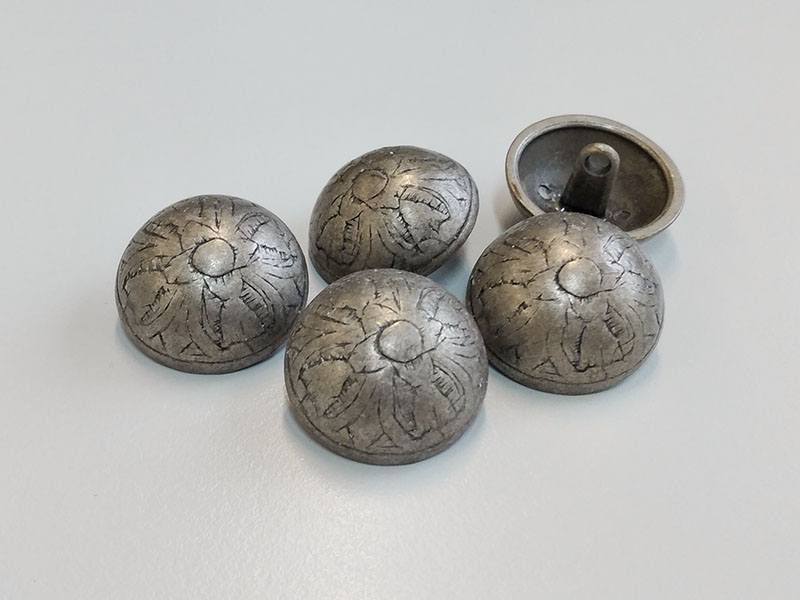 Altsilberfarbene Halbkugelknöpfe