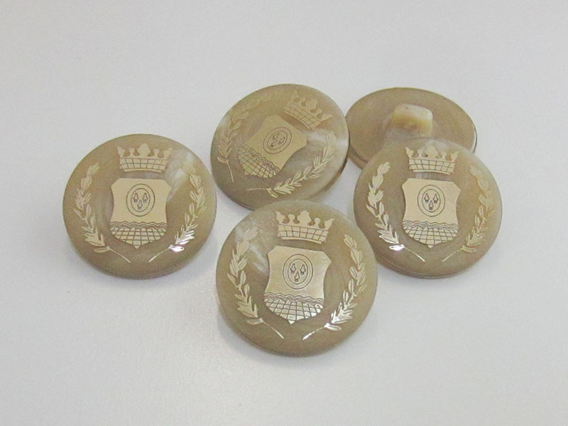 www.Knopfparadies.de - 3528be - Wappenknöpfe aus Kunststoff wie Hornknöpfe in Beige & Gold