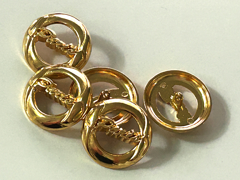 Goldfarbener Metallknopf mit Durchbruch und Paris-Inschrift
