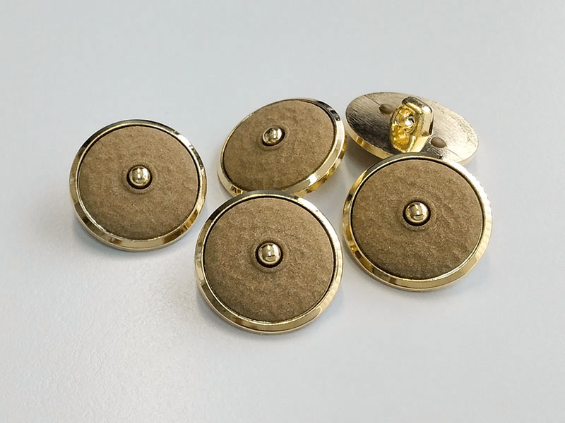www.knopfparadies.de - 6663hb - Ausgefallen schömne Kunststoffknöpfe in Gold und Hellbraun