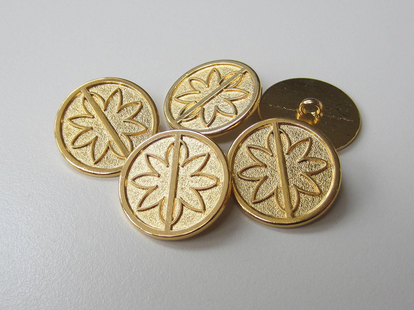 Moderner goldfb. Ösen Metall Knopf mit Blumen Motiv