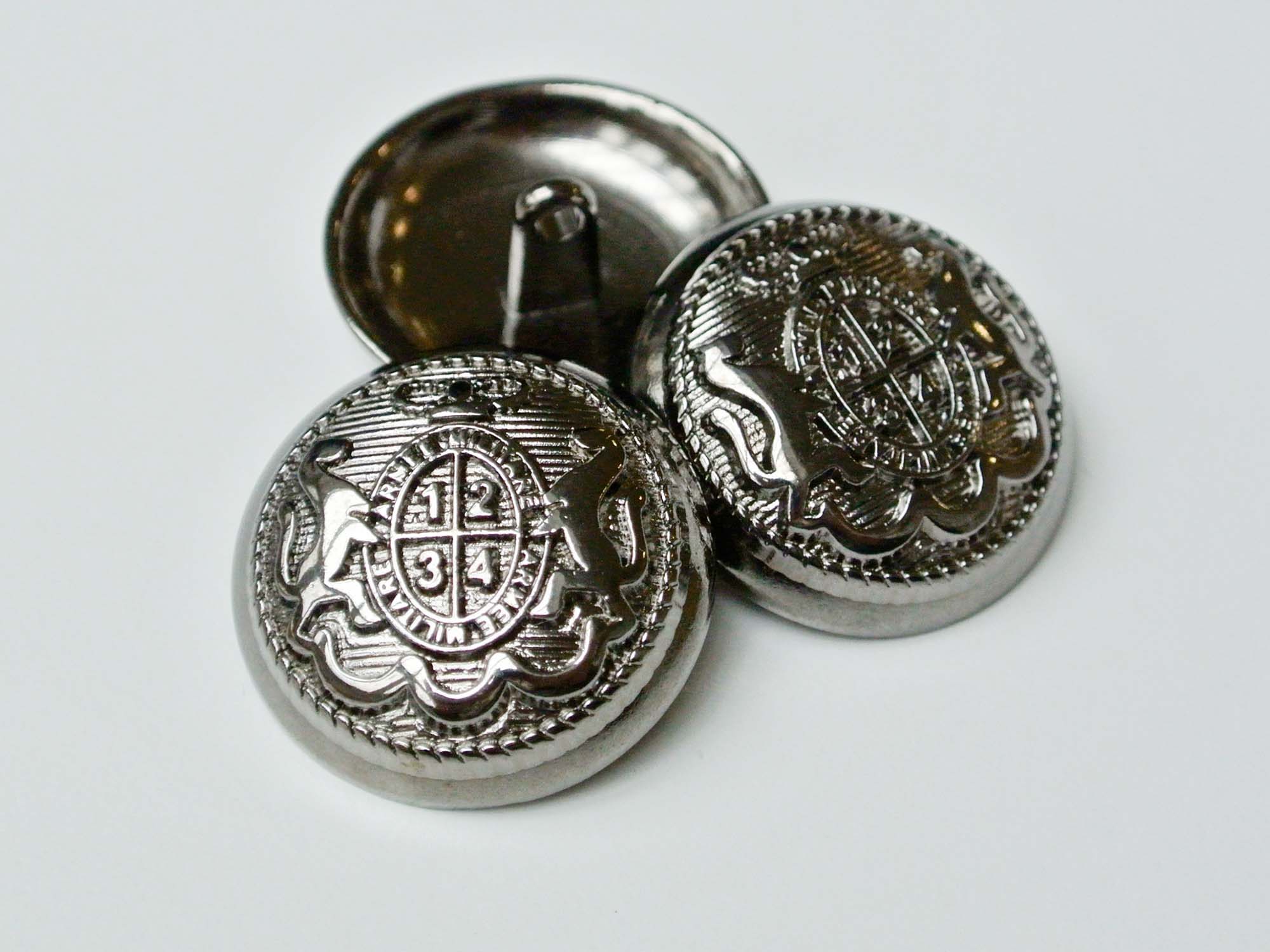 Feudaler glänzend chromfarbener Wappen Metall Knopf