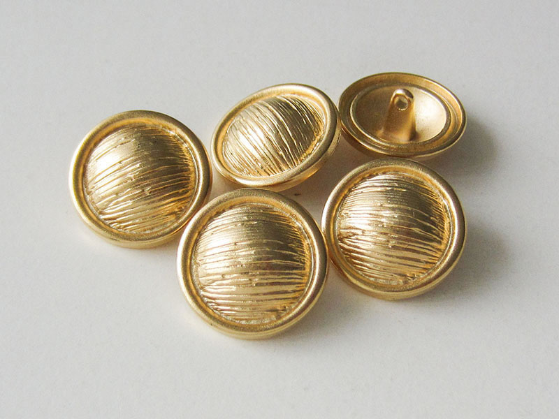 www.Knopfparadies.de - 2527go - Urige goldfarbene Metallknöpfe mit Schraffierung