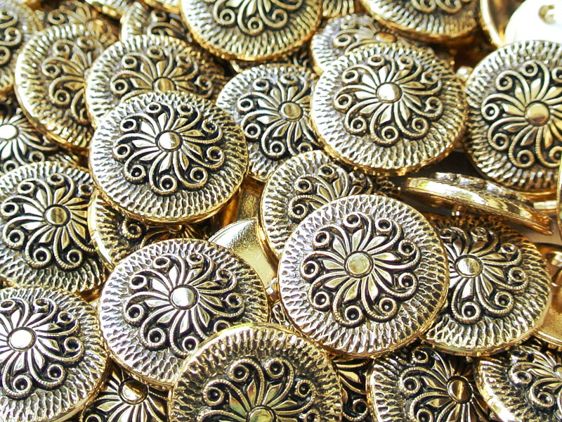 Interessante altgoldfarbene Kunststoffknöpfe mit hübschem Muster