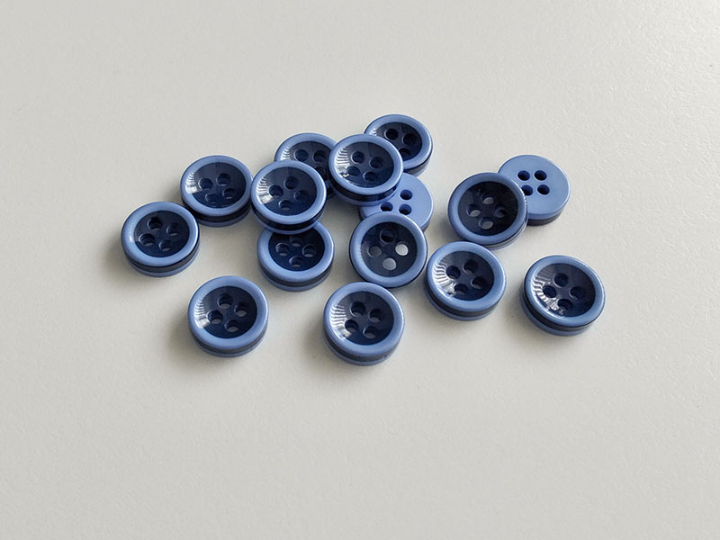 www.knopfparadies.de - 6751bb - Blau-Dunkelblau gestreifte Kinderknöpfe aus Kunststoff