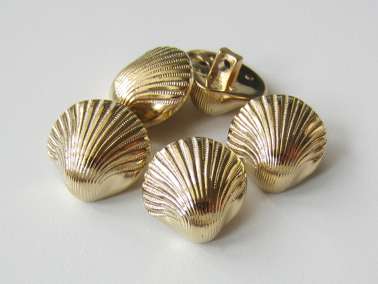 Glänzend hell goldfarbener Ösen Knopf in Muschel Form