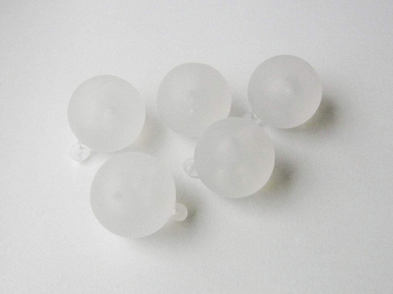 www.knopfparadies.de - 4370sa - Kugelrunde, milchig transparente Kunststoffknöpfe mit Öse