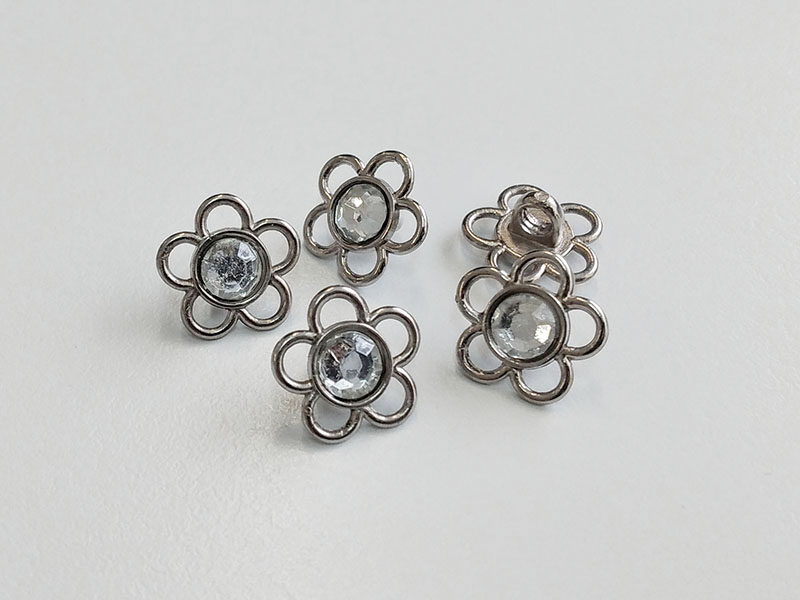 www.knopfparadies.de - 6636si - Silberfarbene Blüten mit Glitzerstein