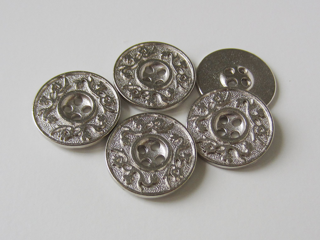 Matt silberfarb. Metallknopf mit Rankenmuster