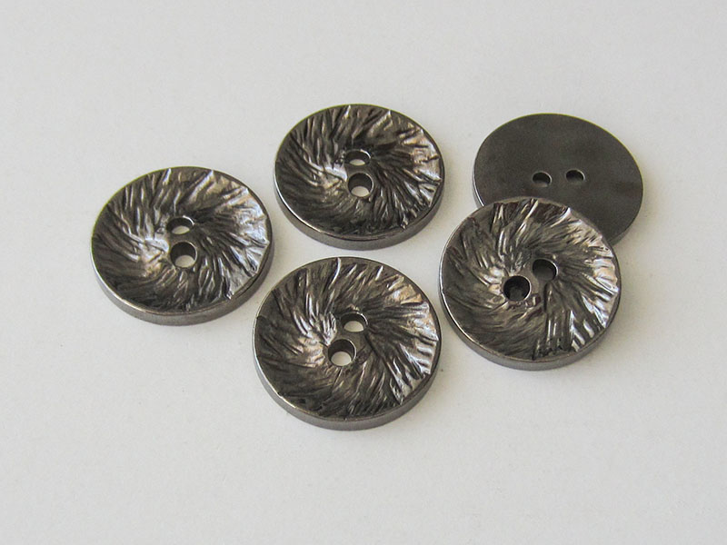 www.Knopfparadies.de - 1625ch - Originelle chromfarbene Zweiloch Metallknöpfe mit strukturierter Oberfläche