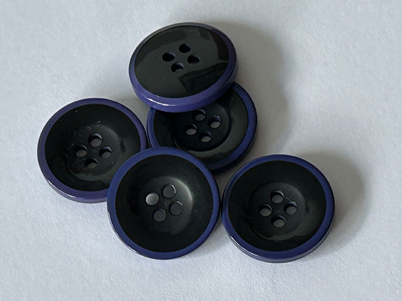 Schwarze Kunststoffknöpfe mit blauviolettem Rand