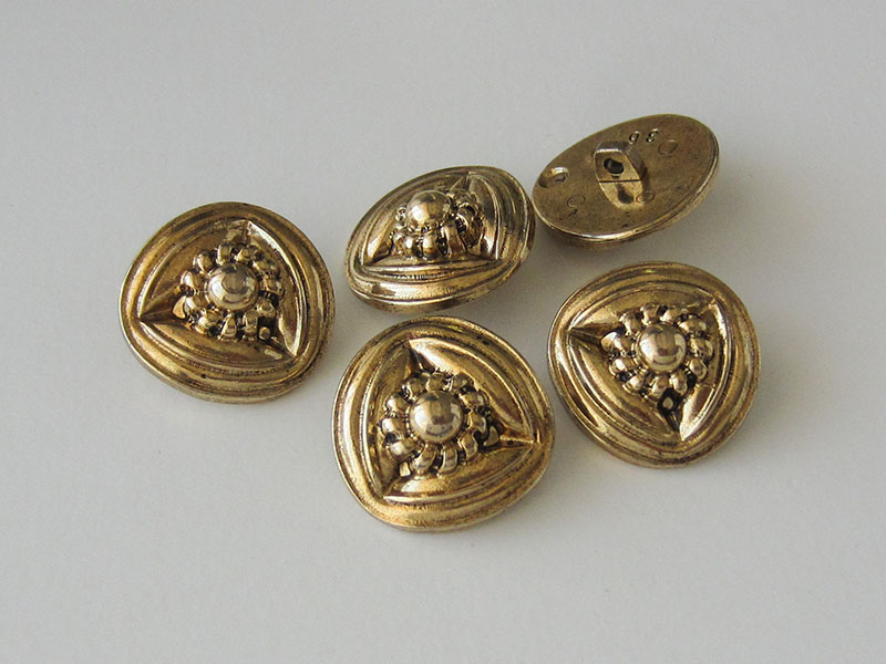 www.Knopfparadies.de  - 1605ag - Dreieckige metallic goldfarbene Kunststoffknöpfe mit Blume