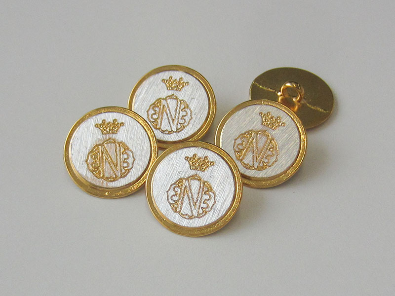 Besonders edle Blazerknöpfe aus Metall in Bicolor: gold- und silberfarben, mit gekröntem Wappen