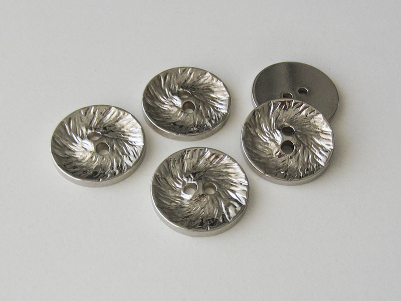 www.Knopfparadies.de - 1625si - Originelle silberfarbene Zweiloch Metallknöpfe mit strukturierter Oberfläche