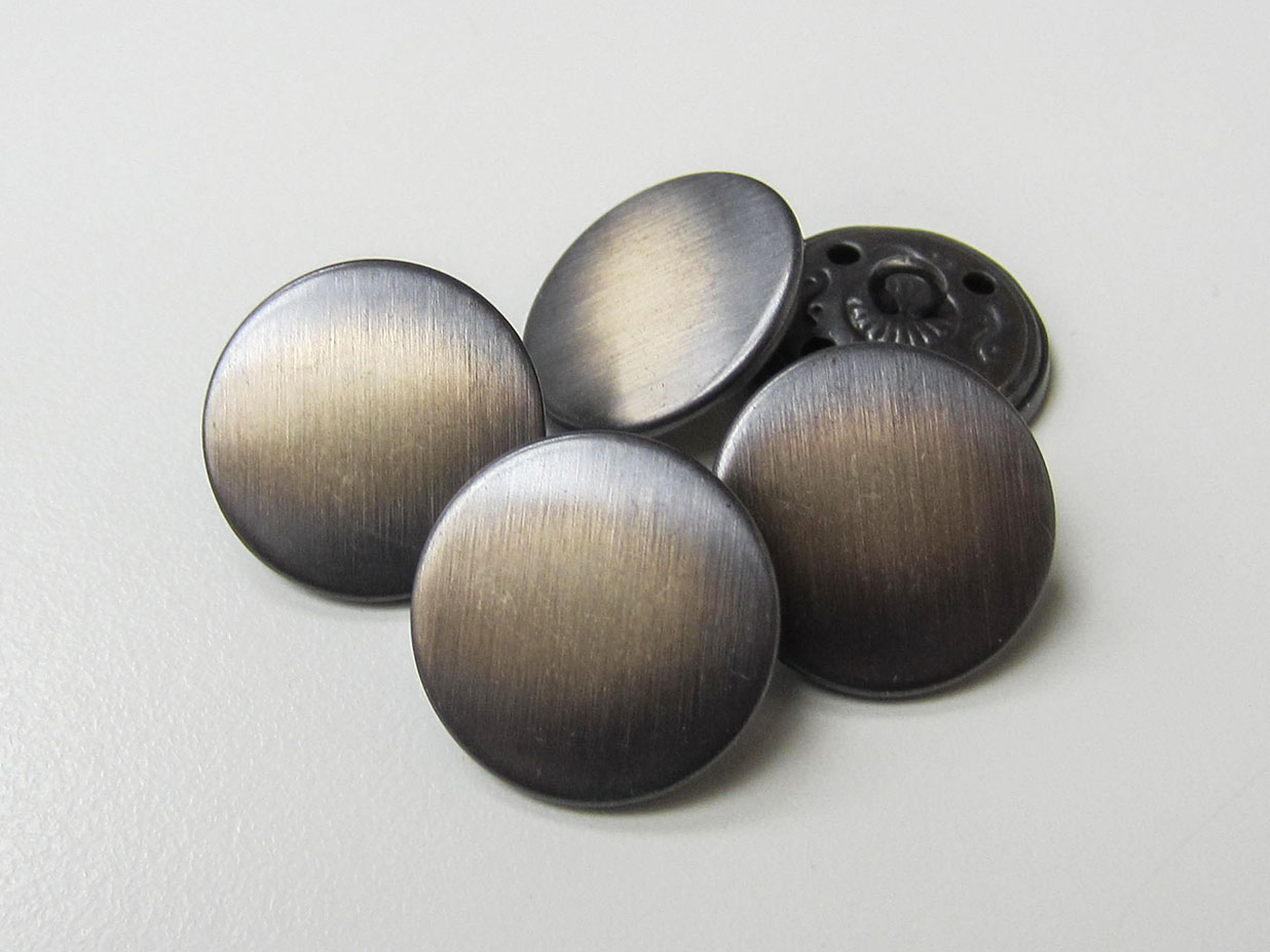 Metallblech Knopf in Eisenfarben mit gebürsteter Oberfläche