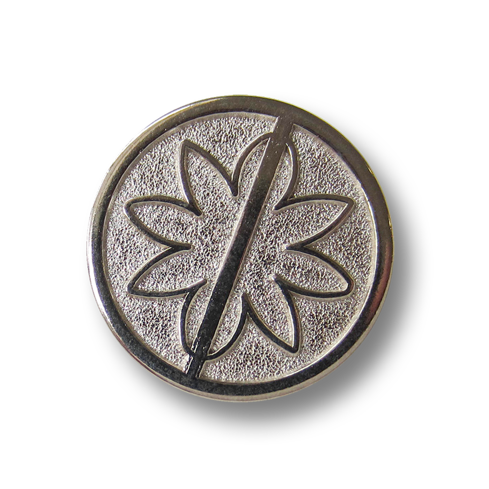 Moderner silberfb. Ösen Metall Knopf mit Blumen Motiv