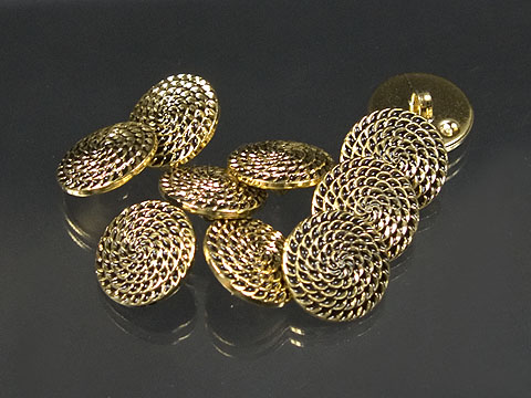 Leichter, altgoldfb. Knopf in elegantem Design