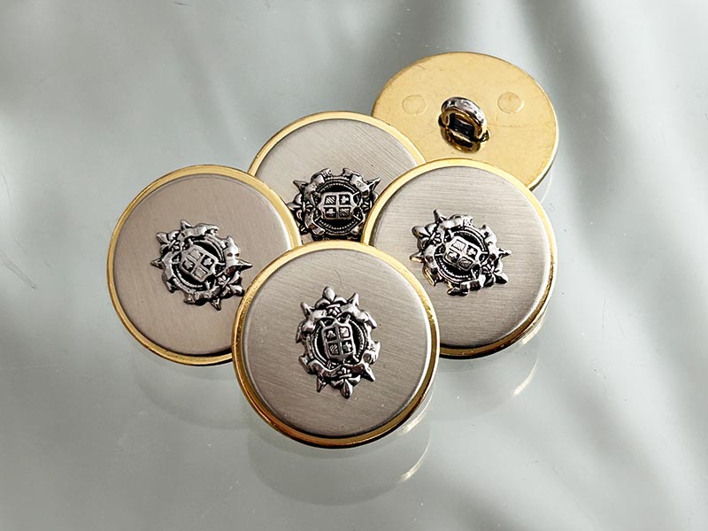 Silberfarbene Metallknöpfe mit Wappenmotiv und goldfarbenem Rand – klassische Blazerknöpfe