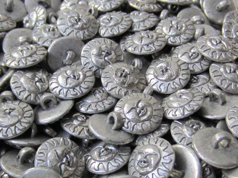 Altsilberfarbener Kunststoff Knopf mit Sonne