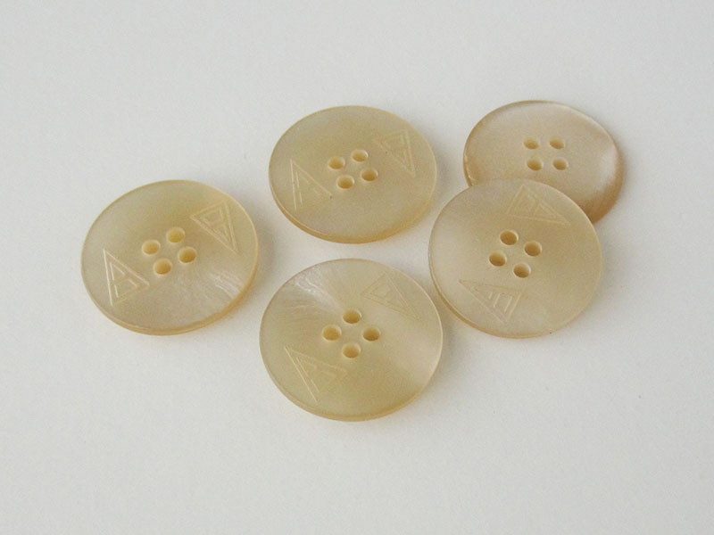 www.Knopfparadies.de - 1576pm - Beige Kunststoffknöpfe mit Dreieck in Perlmutt Optik