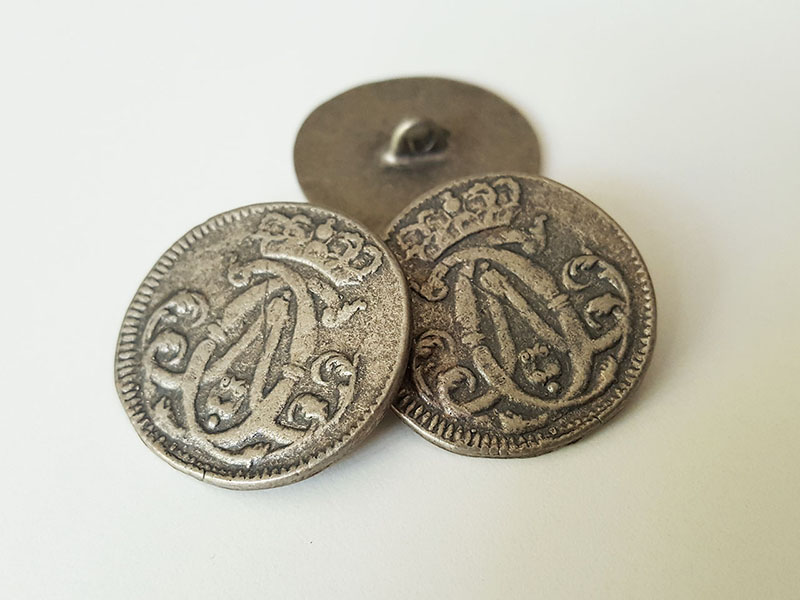 Historische Münzknöpfe aus Metall in altsilberfarbener Vintage-Optik