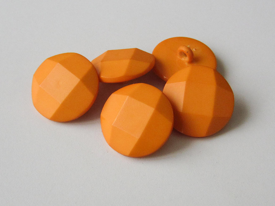 Facettierter orangefarbener Knopf