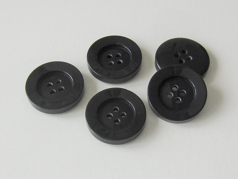 www.Knopfparadies.de - 5906sc - Klassische schwarze Vierlochknöpfe aus Kunststoff mit breitem Rand