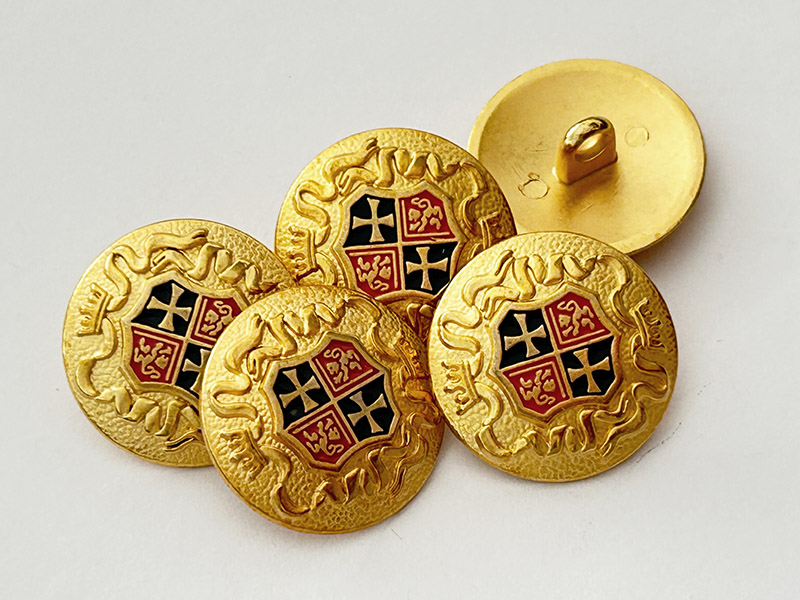 Hochwertige matte Goldknöpfe mit Wappen und farbigen Akzenten