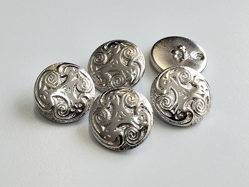 www.knopfparadies.de - 6659sg - Glänzend silberfarbene Kunststoffknöpfe mit Spiralmuster
