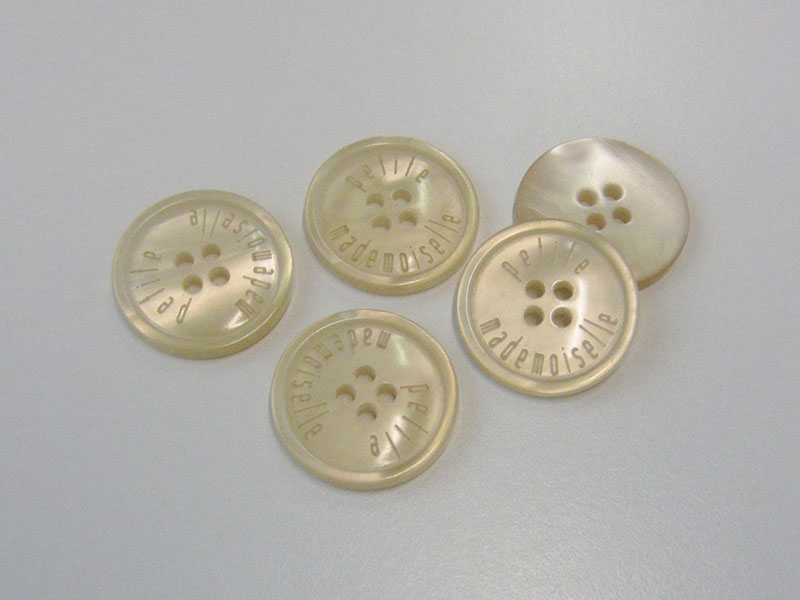 Beiger Knopf in Perlmutt Optik m. französischem Charme