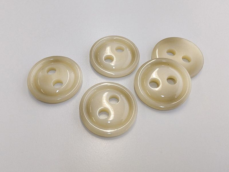 www.knopfparadies.de - 6271be - Große, beige gemaserte Mantelknöpfe aus Kunststoff