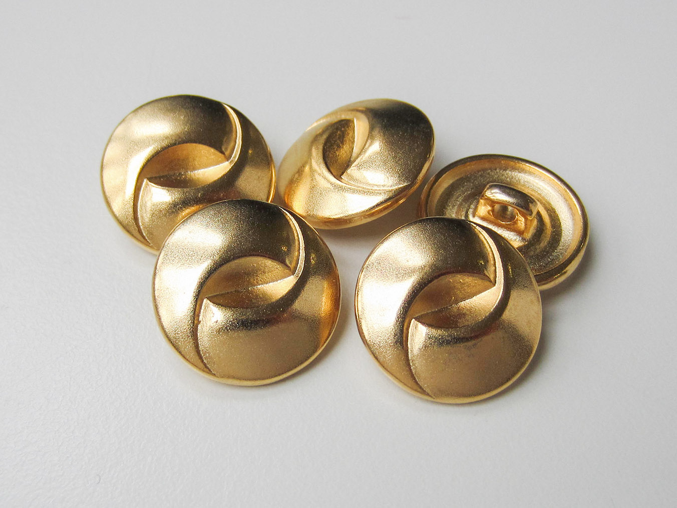 Eleganter goldfarbener Metall Knopf in apartem Design