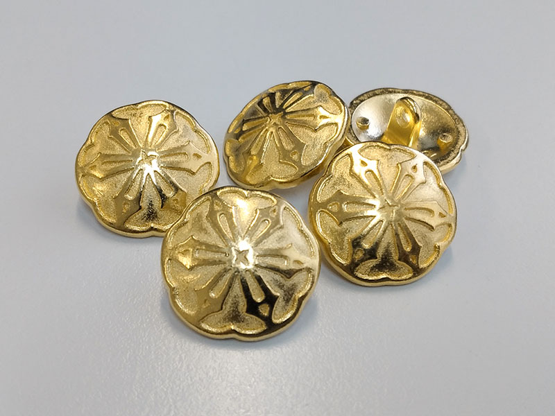 www.knopfparadies.de - 0353go - Goldfarbene Metallknöpfe mit nostalgischem Blütenmotiv