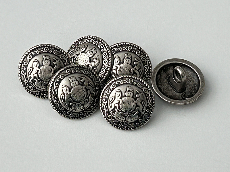 www.knopfparadies.de  - d112as - Altsilberfarbene Metallknöpfe mit Wappenmotiv, gewölbte Buckelknöpfe