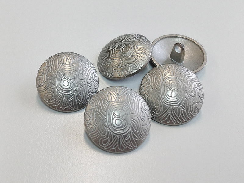 www.knopfparadies.de - 4575si - Matt silberfarbene Metallknöpfe, zart gemustert