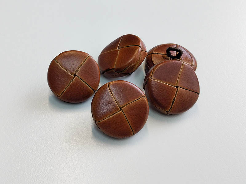 www.knopfparadies.de - 1103br - Mittelbraune, zeitlose Lederknöpfe