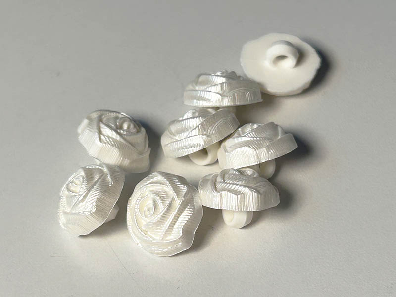 Bildschöne plastische Rosen Kunststoffknöpfe mit Öse in Lila