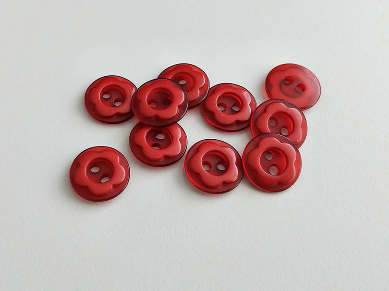 Kleine rote Blütenknöpfe