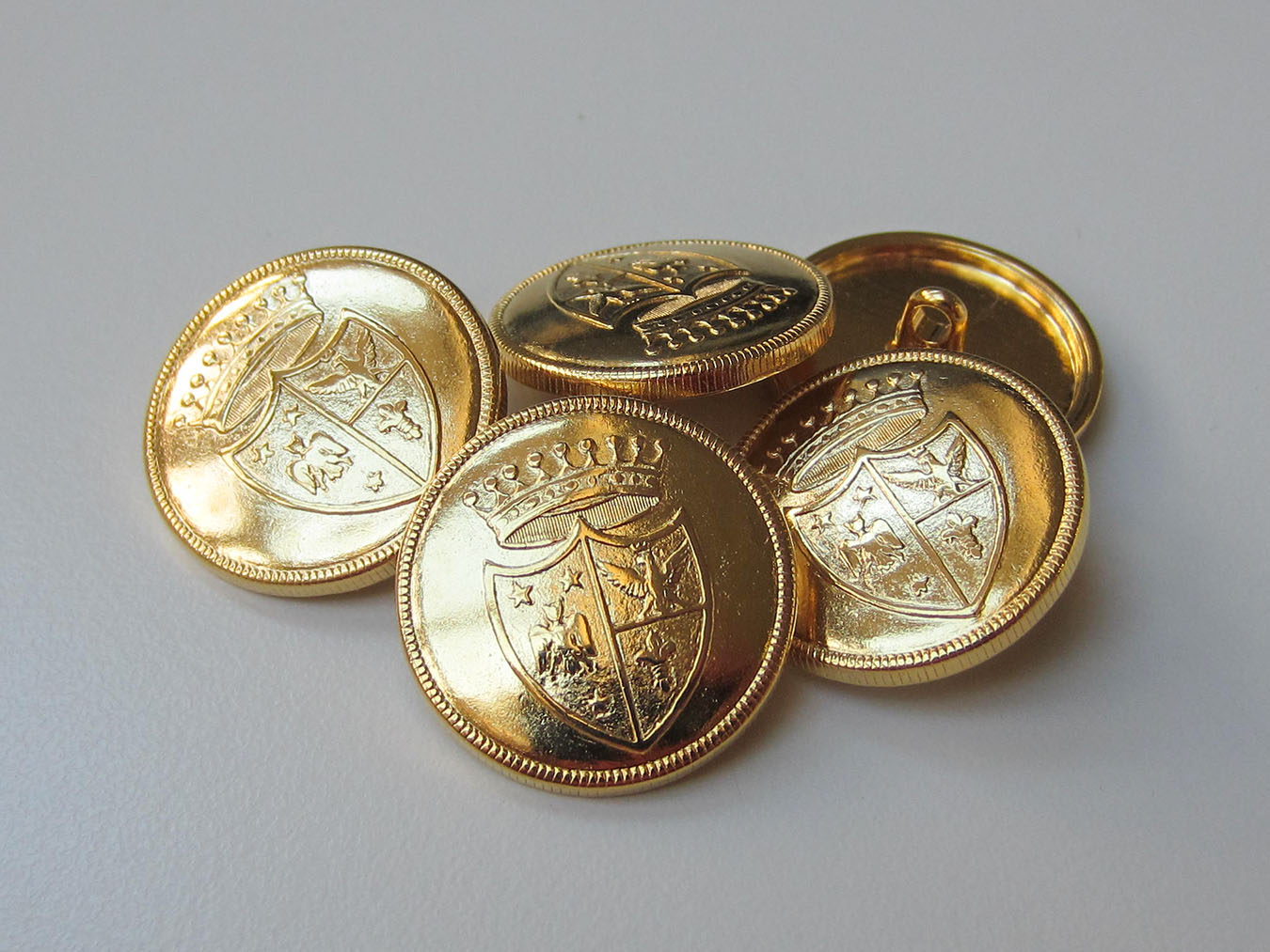 Goldfarbene Metallknöpfe mit Wappen und Krone  (2420gg)