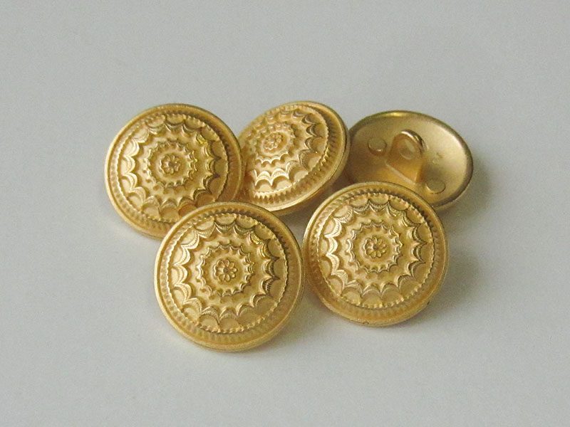 Goldfarbene Metallknöpfe mit ausgefallenem Design